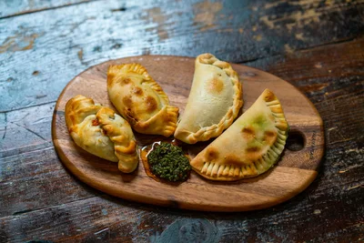 Empanada gallega entera recién salida del horno
