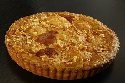 Tarta de Santiago con la cruz de azúcar glas