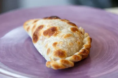 Porción de empanada de marisco sobre un plato