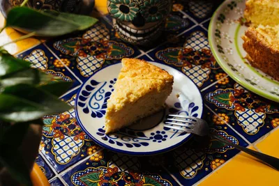 Porción de bizcocho casero con costra de azúcar