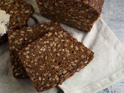 Pan de centeno cortado en rebanadas sobre una tabla