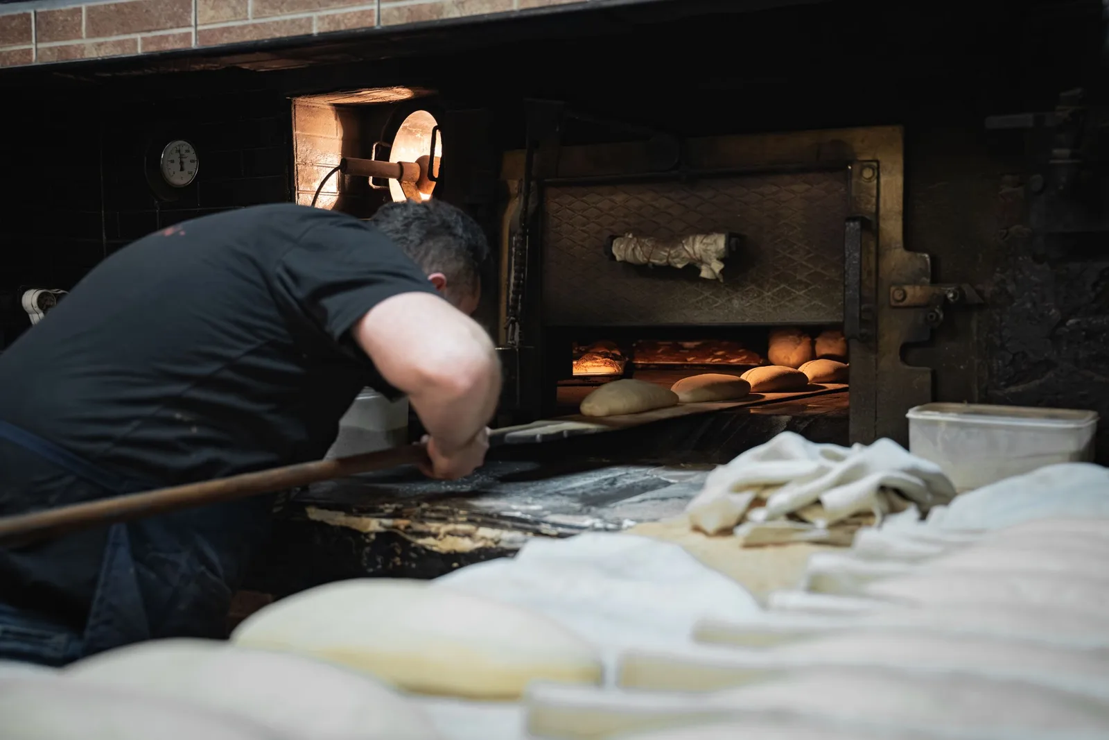 Panes recién salidos del horno del obrador