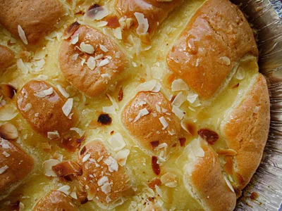 Rosca dulce con almendra laminada por encima
